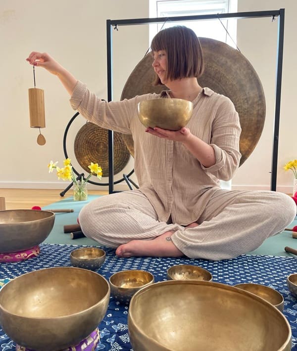 Book tid hos Signe til lydhealing med klangskåle og dyb ro i kroppen
