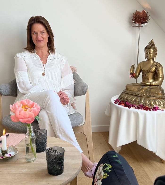 Lisbeth i samtale under en terapi-session i hendes praksis i Indre København