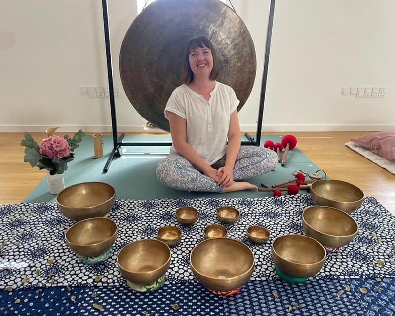 Signe guider deltagere i lydbad under workshop